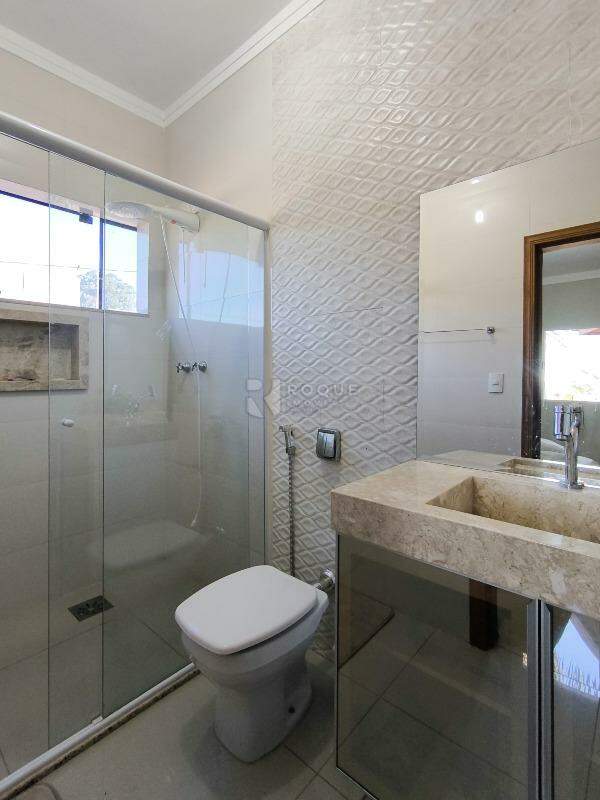 Casa em condomínio à venda no bairro Residencial Florisa: WC SUÍTE 2