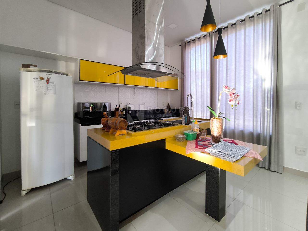 Casa em condomínio à venda no bairro Residencial Florisa: COZINHA