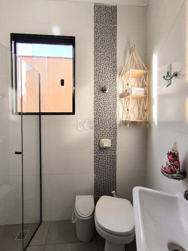 Casa em condomínio à venda no bairro Residencial Florisa: BANHEIRO ÁREA GOURMET