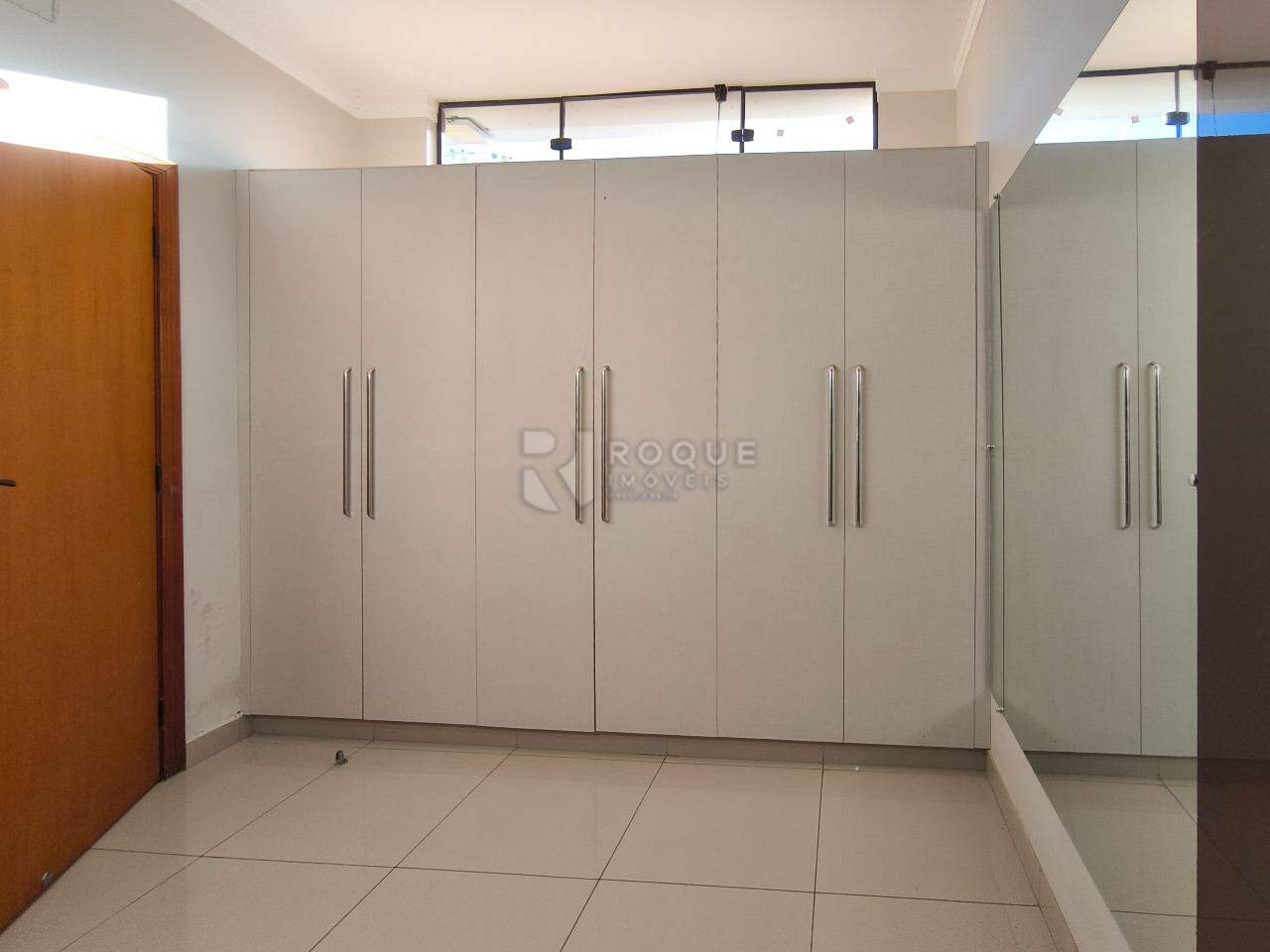 Casa em condomínio à venda no bairro Residencial Florisa: CLOSET