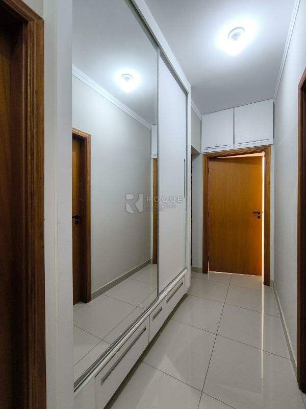 Casa em condomínio à venda no bairro Residencial Florisa: ROUPEIRO