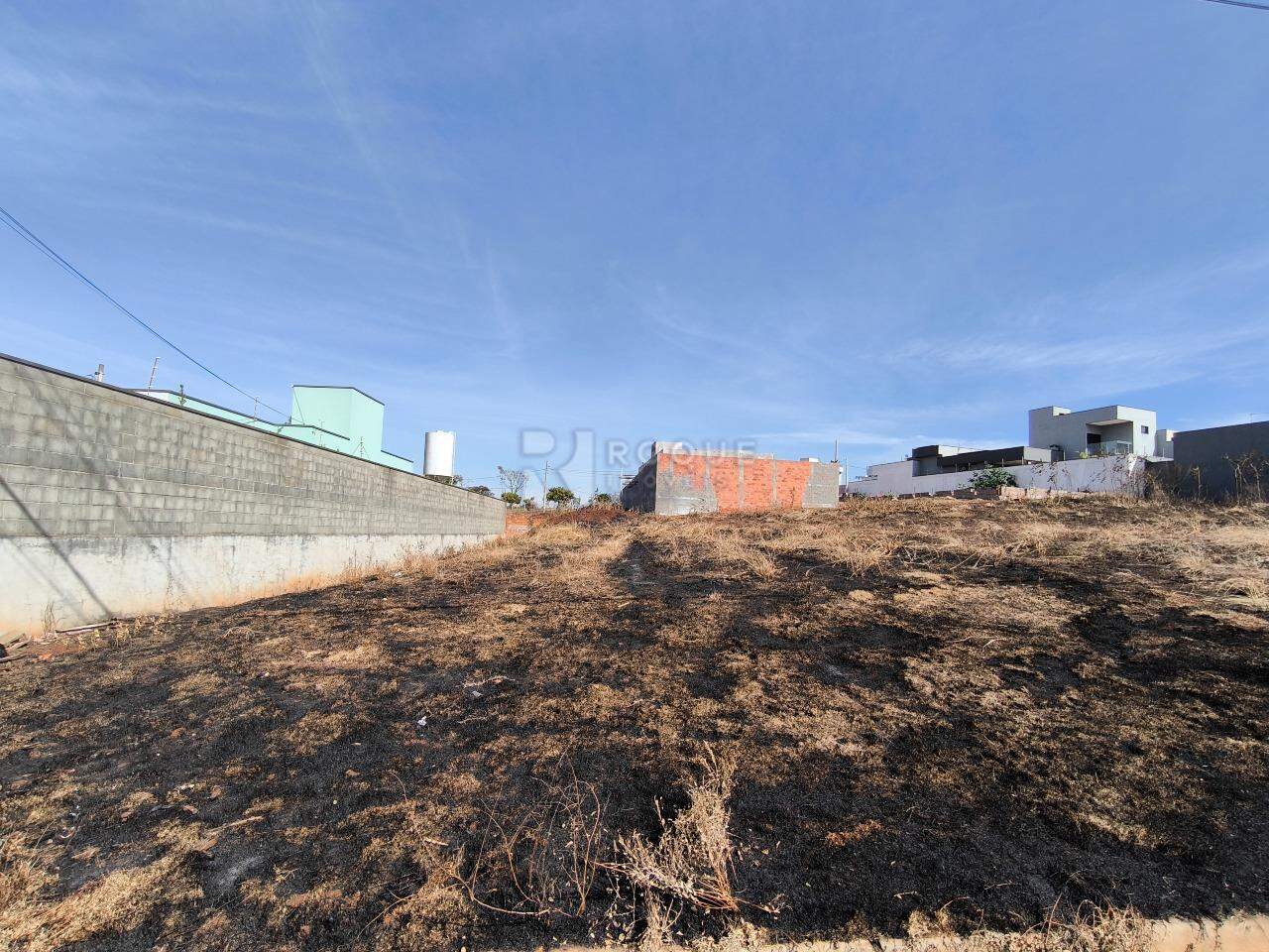 Terreno à venda no bairro Residencial Colinas do Engenho I: 