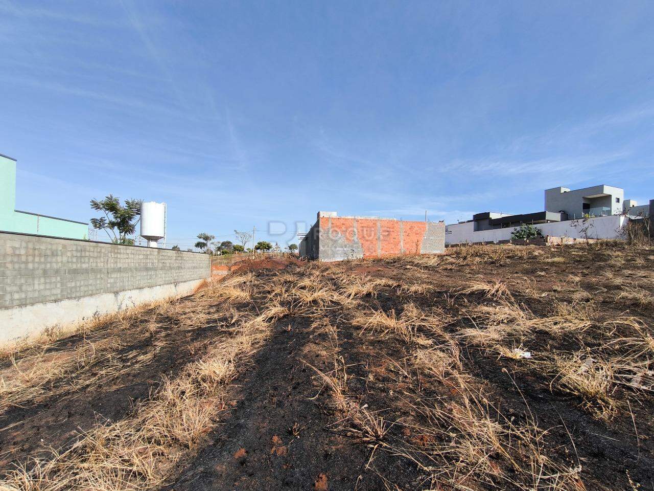 Terreno à venda no bairro Residencial Colinas do Engenho I: 