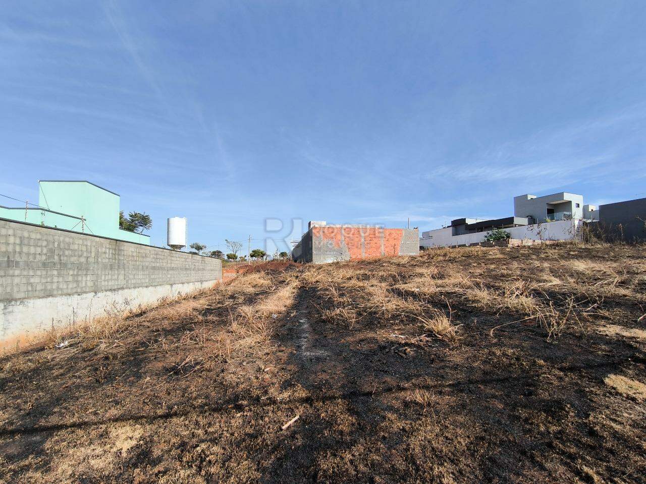 Terreno à venda no bairro Residencial Colinas do Engenho I: 