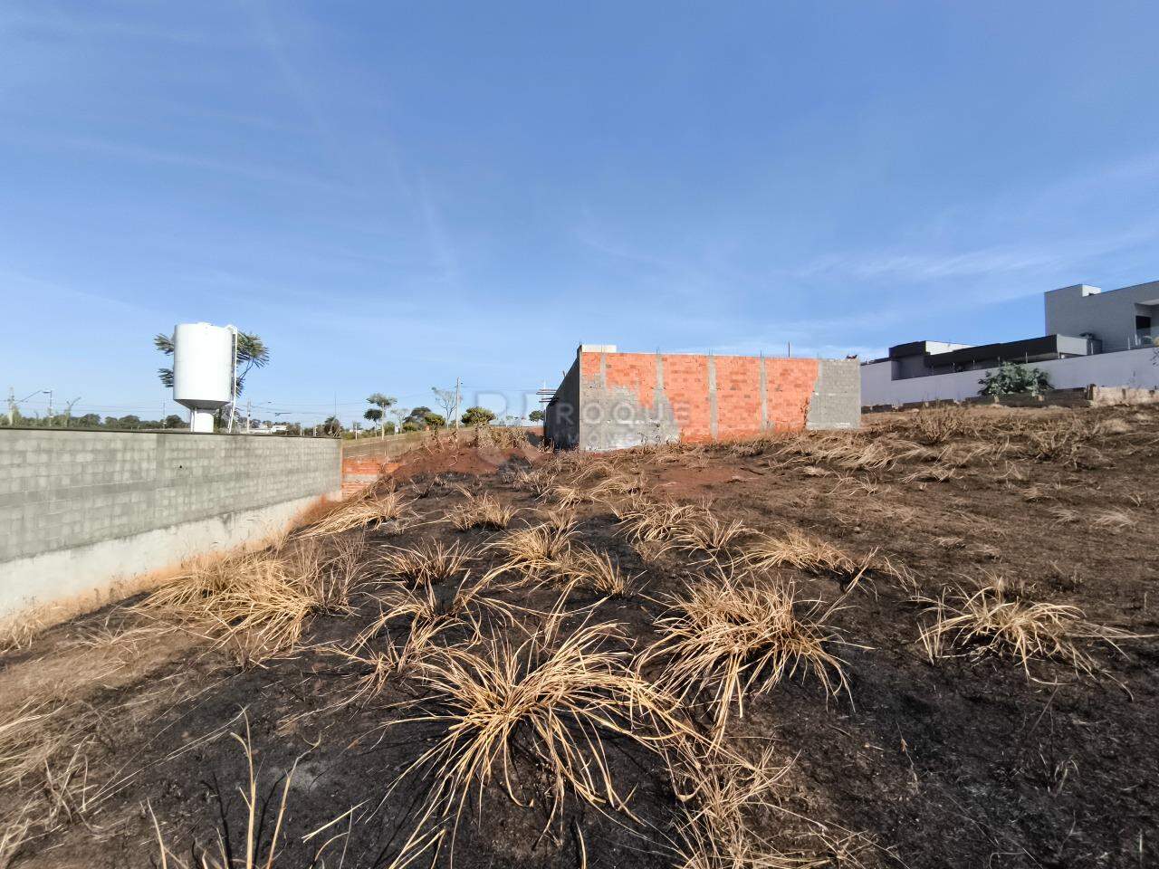 Terreno à venda no bairro Residencial Colinas do Engenho I: 
