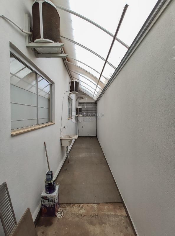 Casa Comercial à venda no bairro Centro: Corredor / área de serviço 