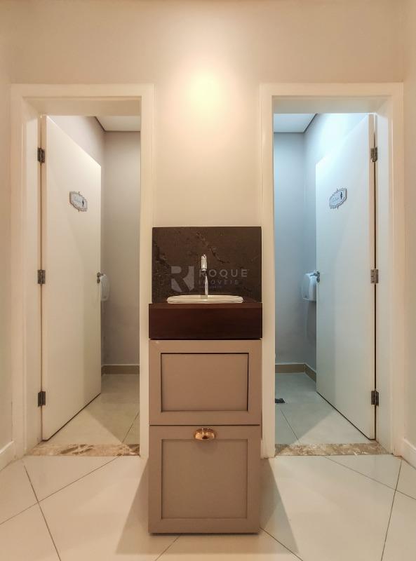 Casa Comercial à venda no bairro Centro: Hall / Lavabo 