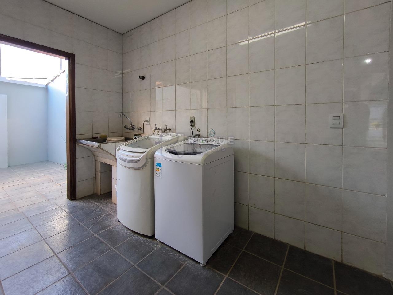 Casa Residencial à venda no bairro Jardim São Roque: LAVANDERIA