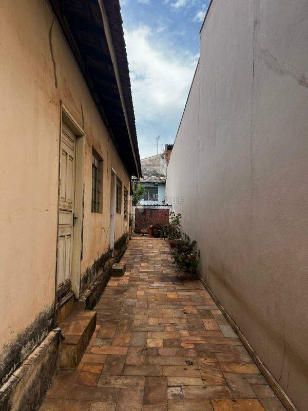 Casa Residencial à venda no bairro Cidade Jardim: CORREDOR LATERAL