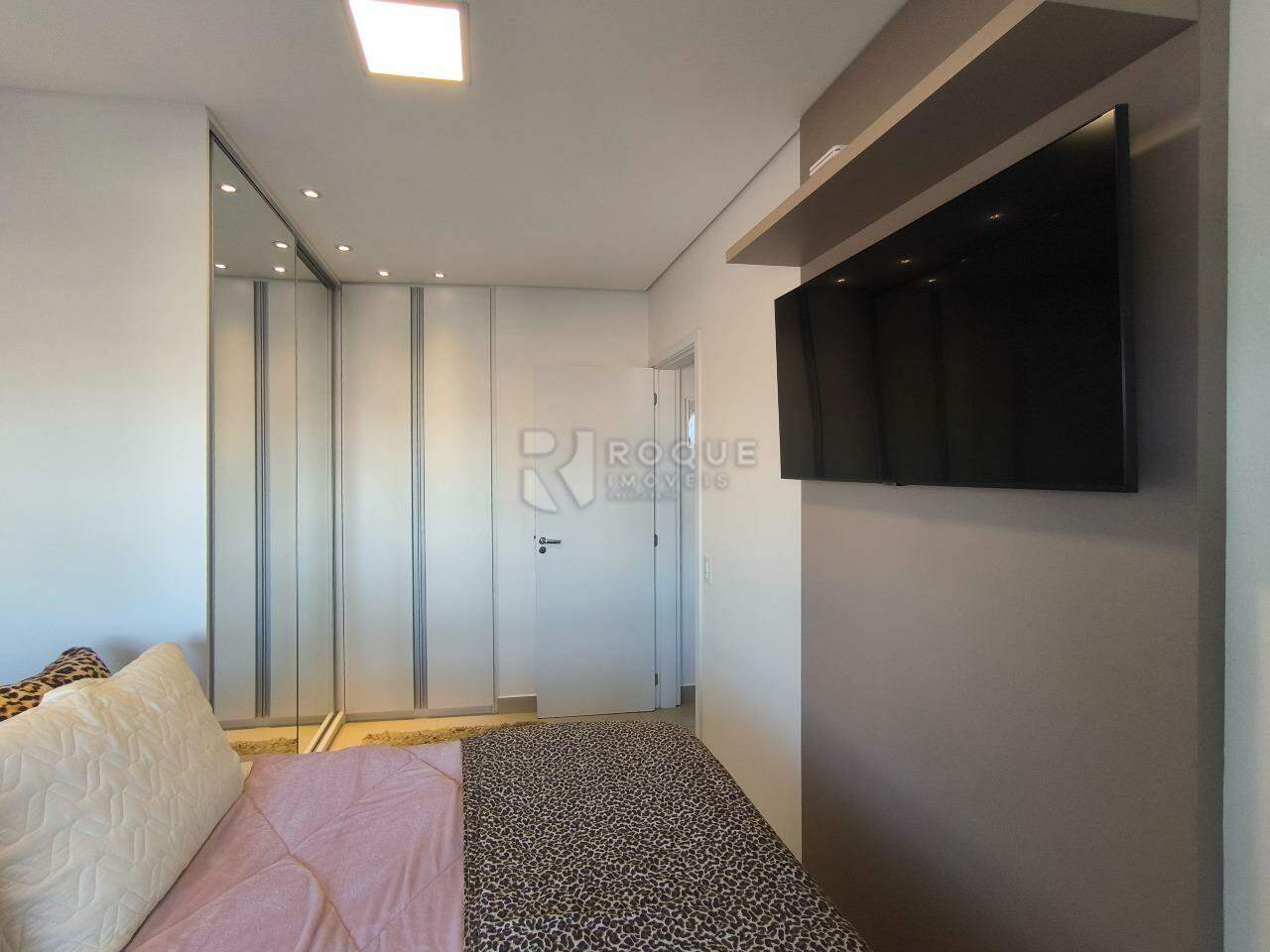 Apartamento à venda no bairro Vila Santa Rosália: SUÍTE
