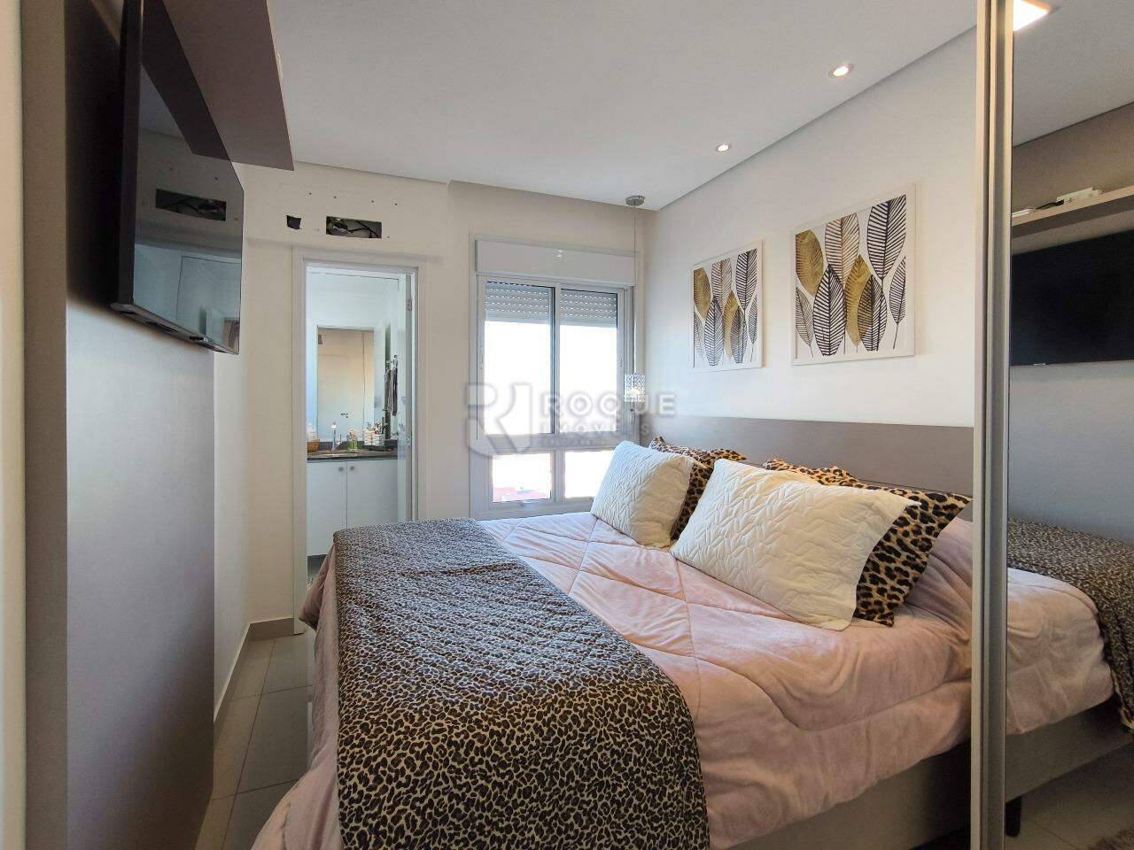 Apartamento à venda no bairro Vila Santa Rosália: SUÍTE