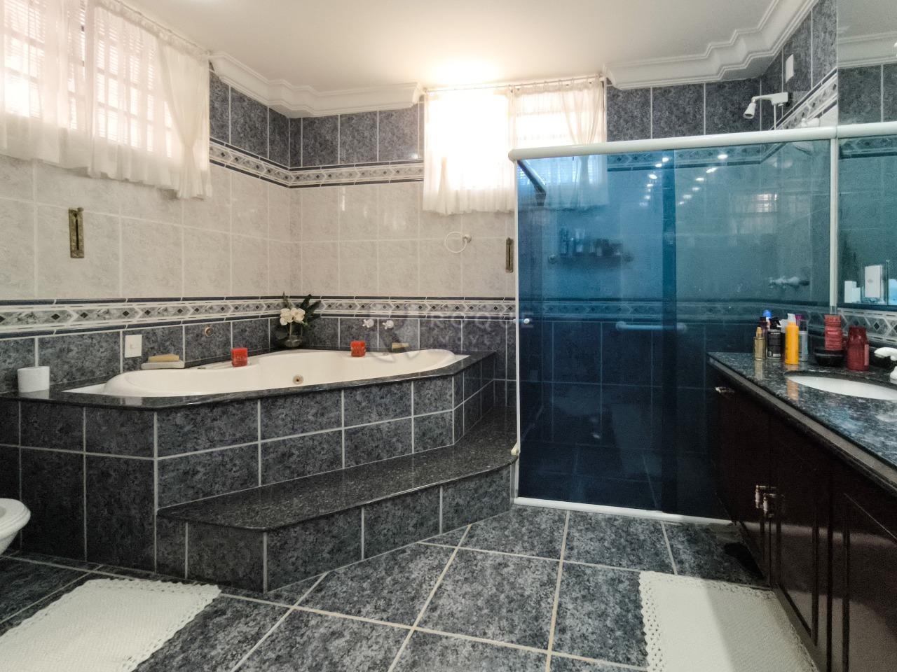 Casa Residencial à venda no bairro Cidade Jardim: Banheiro Suíte