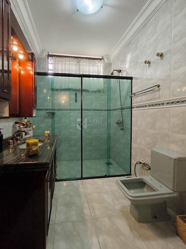 Casa Residencial à venda no bairro Cidade Jardim: Banheiro Social