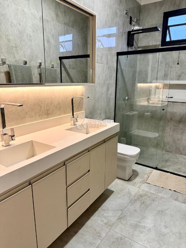 Casa em condomínio à venda no bairro Residencial Florisa: WC SUITE 1