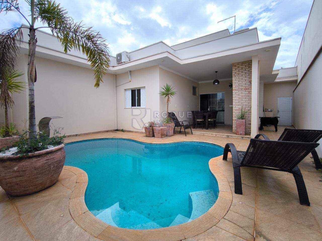 Casa em condomínio à venda no bairro Vale das Oliveiras: PISCINA