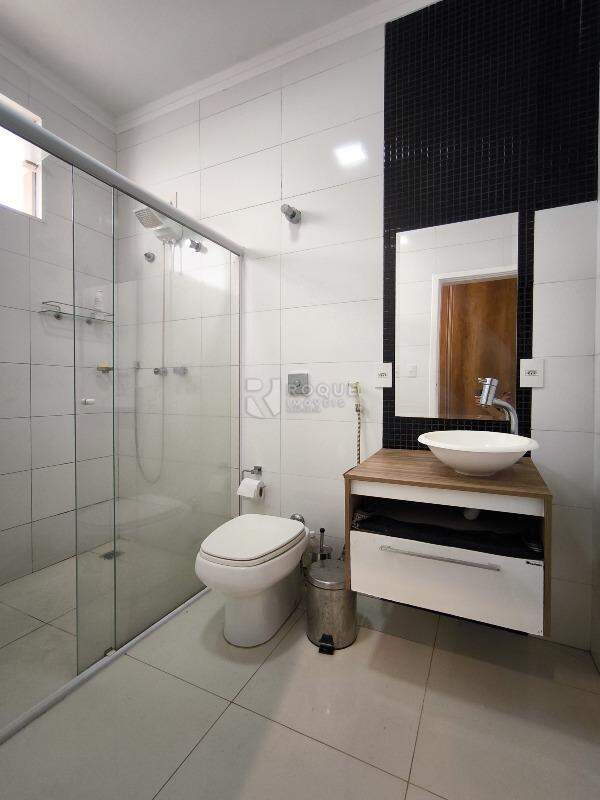 Casa em condomínio à venda no bairro Vale das Oliveiras: WC SUÍTE