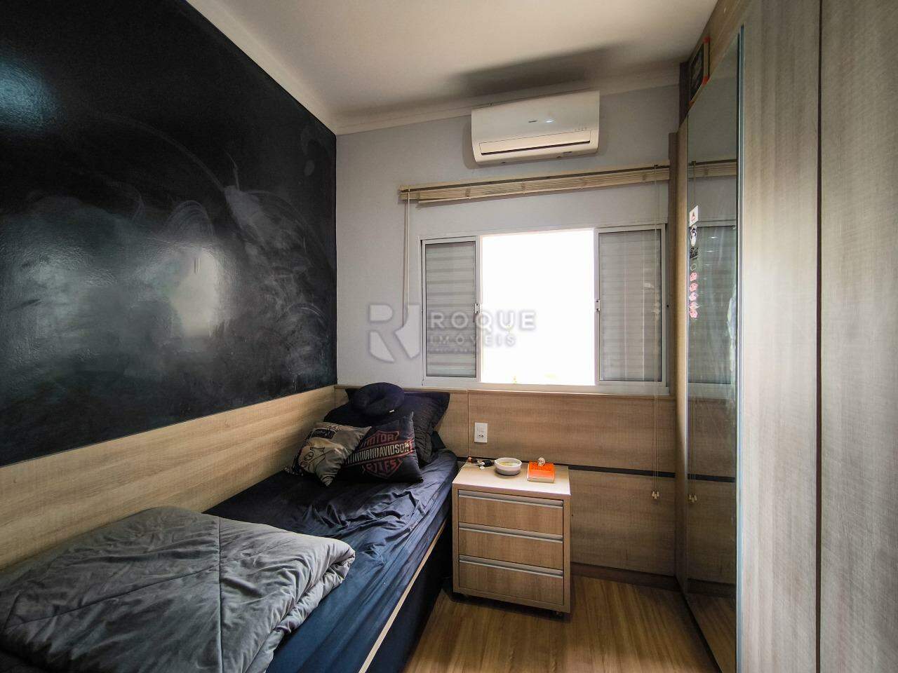 Casa em condomínio à venda no bairro Vale das Oliveiras: DORMITÓRIO 1