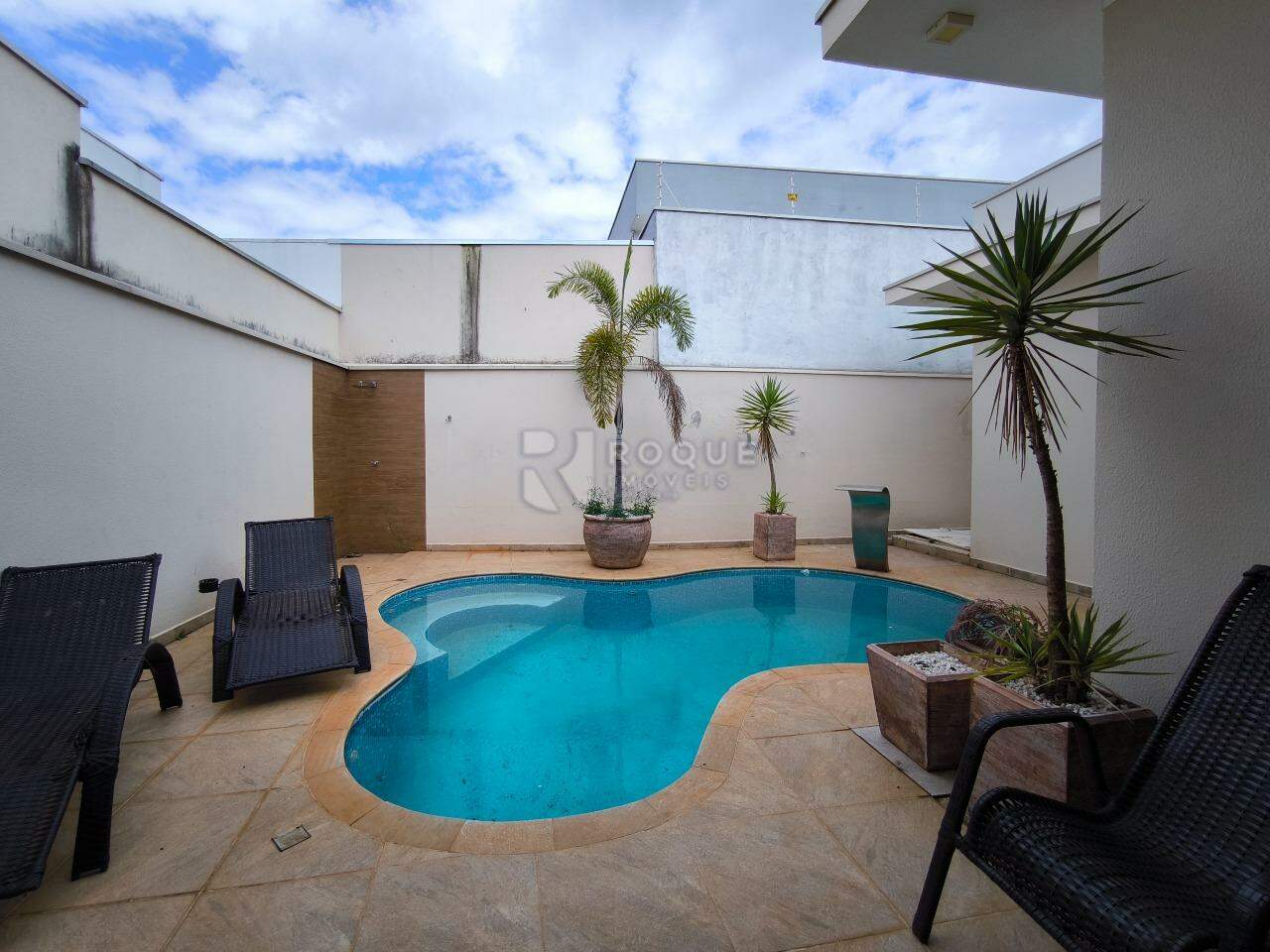 Casa em condomínio à venda no bairro Vale das Oliveiras: PISCINA