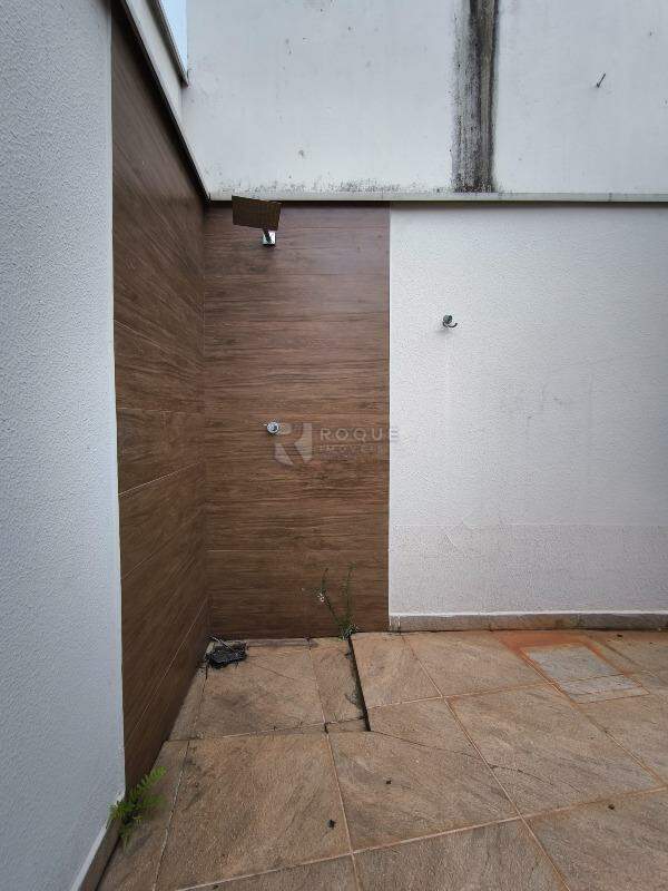 Casa em condomínio à venda no bairro Vale das Oliveiras: DUCHA
