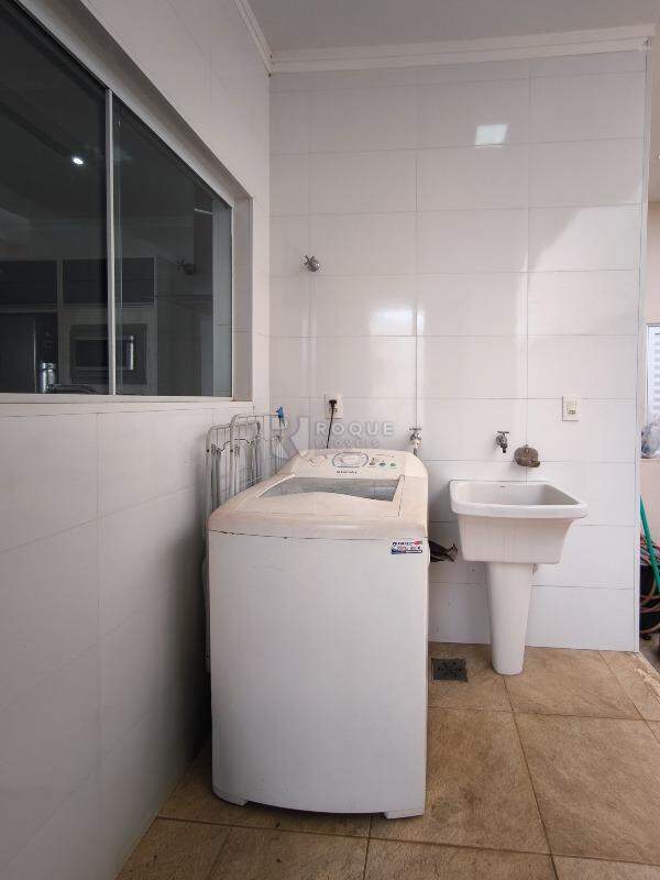 Casa em condomínio à venda no bairro Vale das Oliveiras: LAVANDERIA