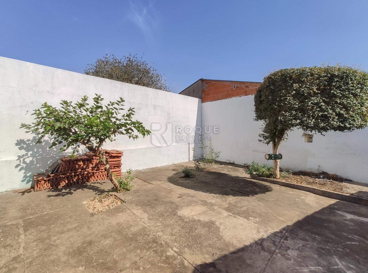 Casa Residencial para aluguel no bairro Parque Hippolyto: Fundo