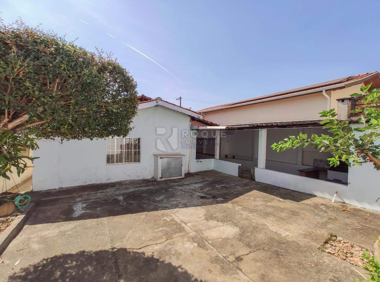 Casa Residencial para aluguel no bairro Parque Hippolyto: Fundo