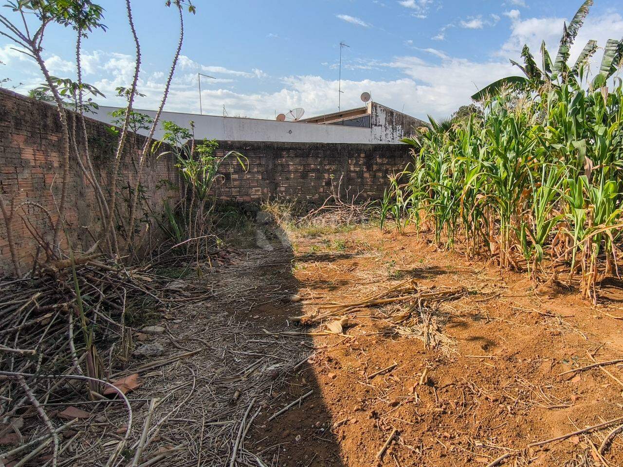 Terreno à venda no bairro Jardim Residencial Village: 