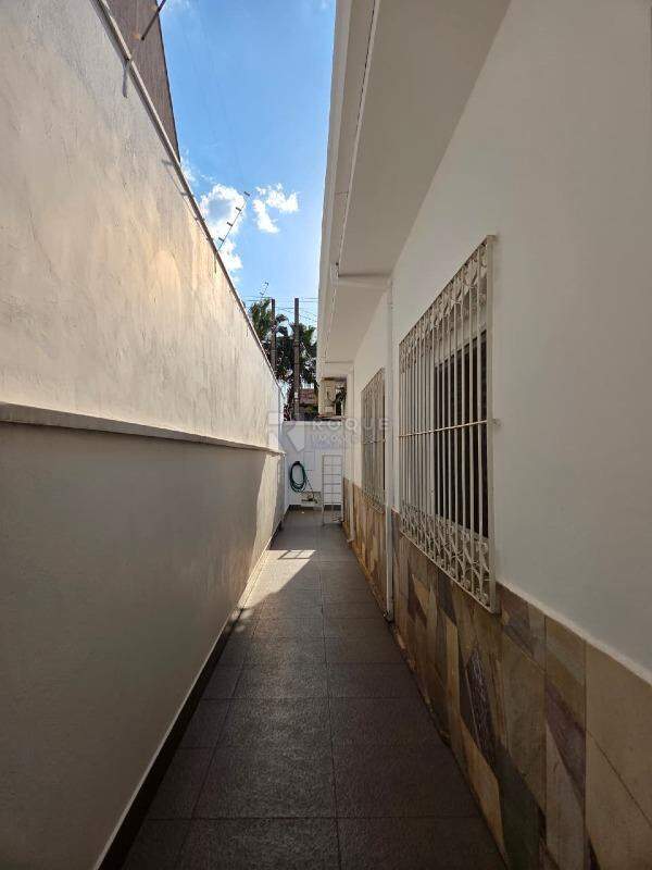 Casa Residencial para aluguel no bairro Vila Claudia: Corredor lateral