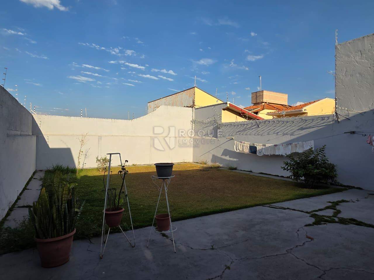 Casa Residencial para aluguel no bairro Vila Claudia: Fundos