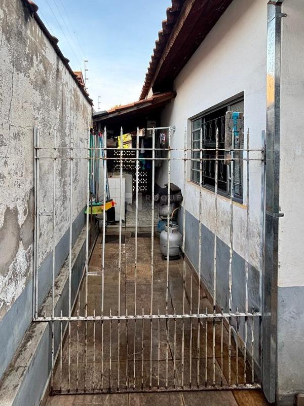 Casa com salão à venda no bairro Vila Piza: Lavanderia 