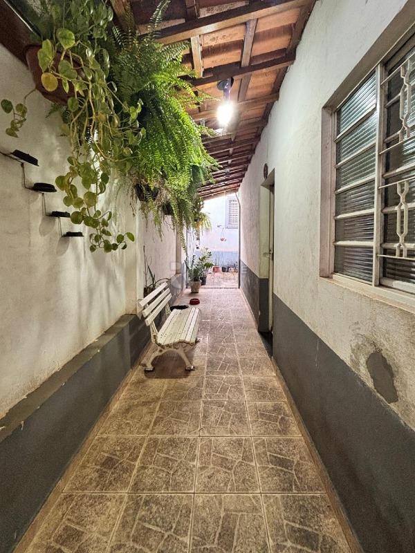 Casa com salão à venda no bairro Vila Piza: Corredor 