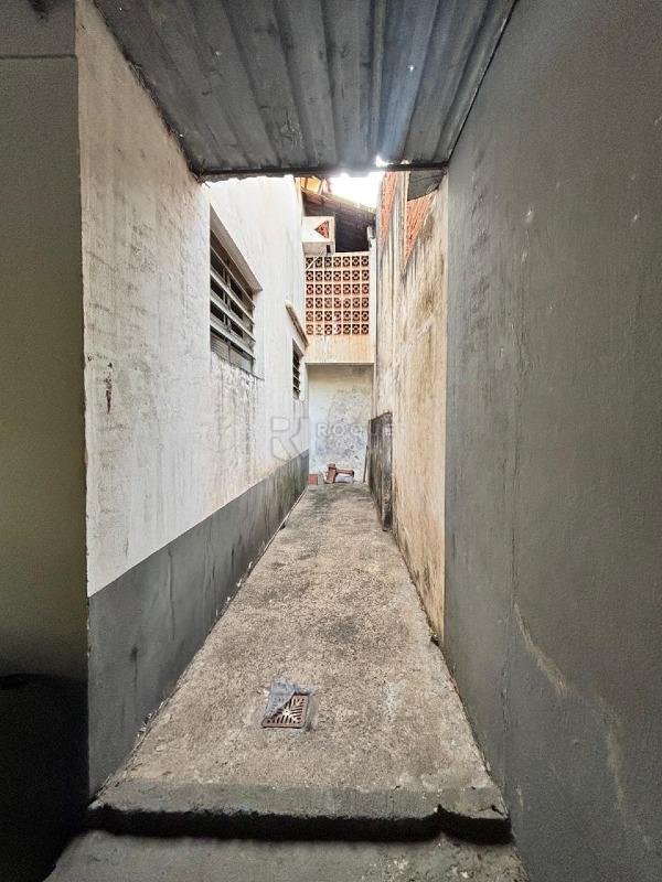 Casa com salão à venda no bairro Vila Piza: Corredor lateral