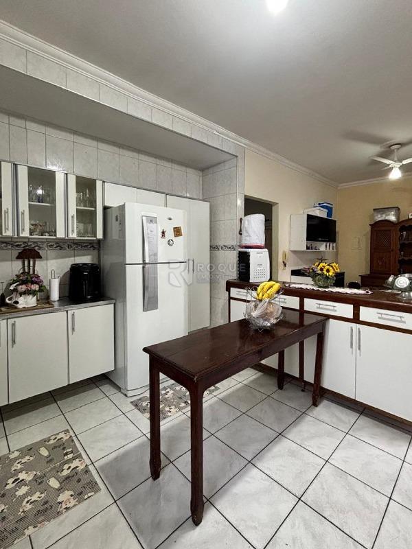 Casa com salão à venda no bairro Vila Piza: Cozinha