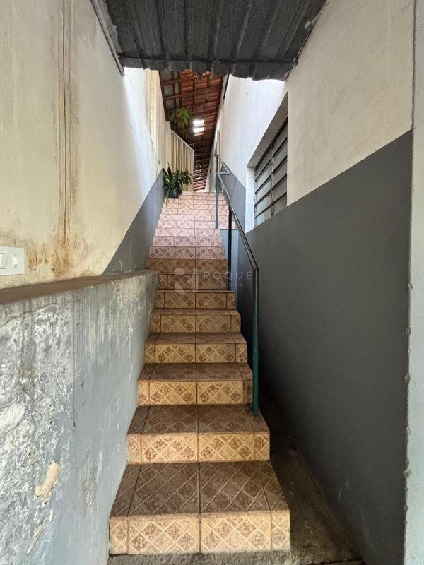 Casa com salão à venda no bairro Vila Piza: Escada