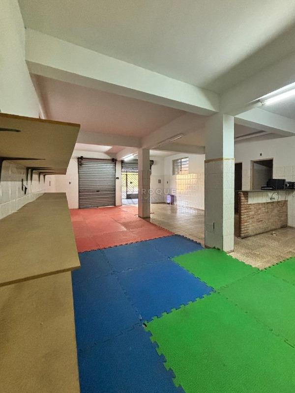 Casa com salão à venda no bairro Vila Piza: Salão