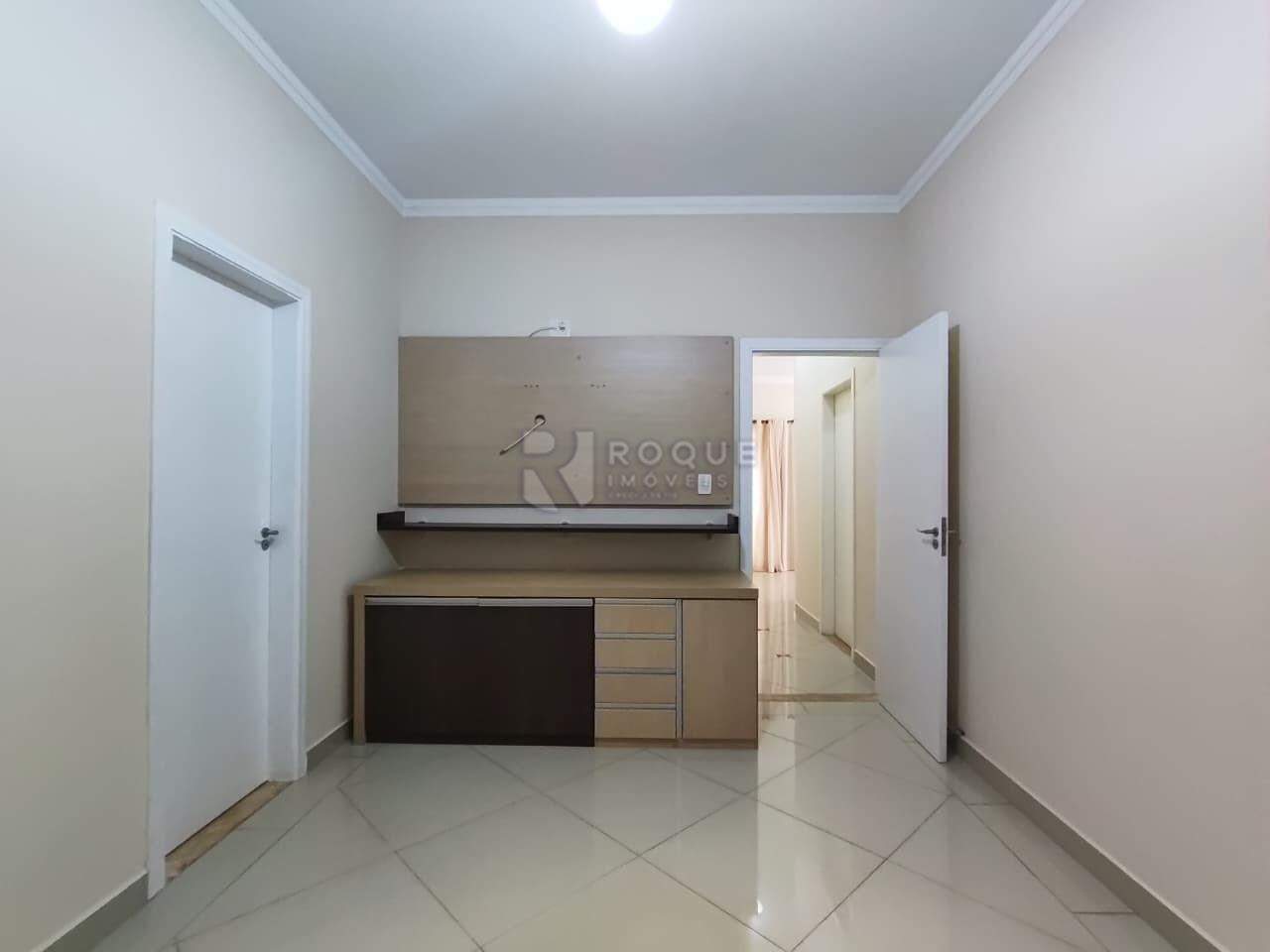 Casa em condomínio para aluguel no bairro Residencial Jardim dos Ipês II: Dormitório 03 suíte
