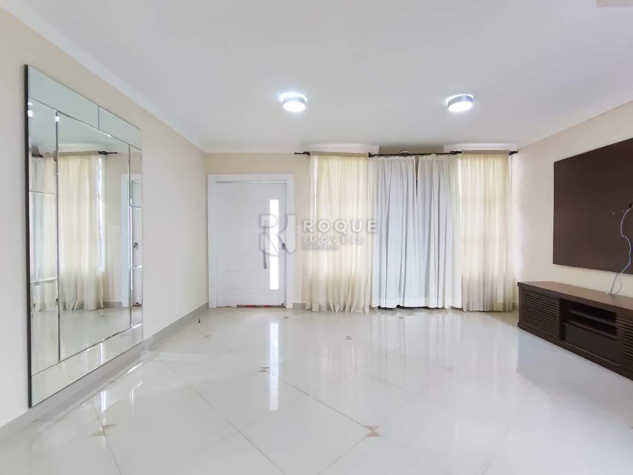 Casa em condomínio para aluguel no bairro Residencial Jardim dos Ipês II: Sala