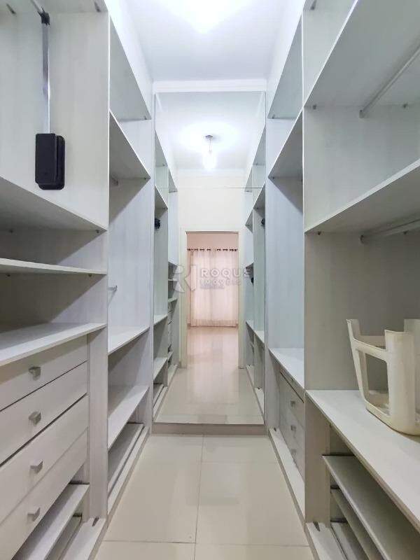 Casa em condomínio para aluguel no bairro Residencial Jardim dos Ipês II: Closet
