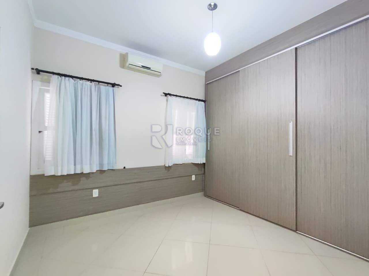 Casa em condomínio para aluguel no bairro Residencial Jardim dos Ipês II: Dormitório 04 suíte 