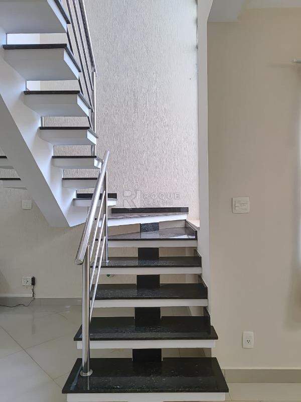 Casa em condomínio para aluguel no bairro Residencial Jardim dos Ipês II: Escada