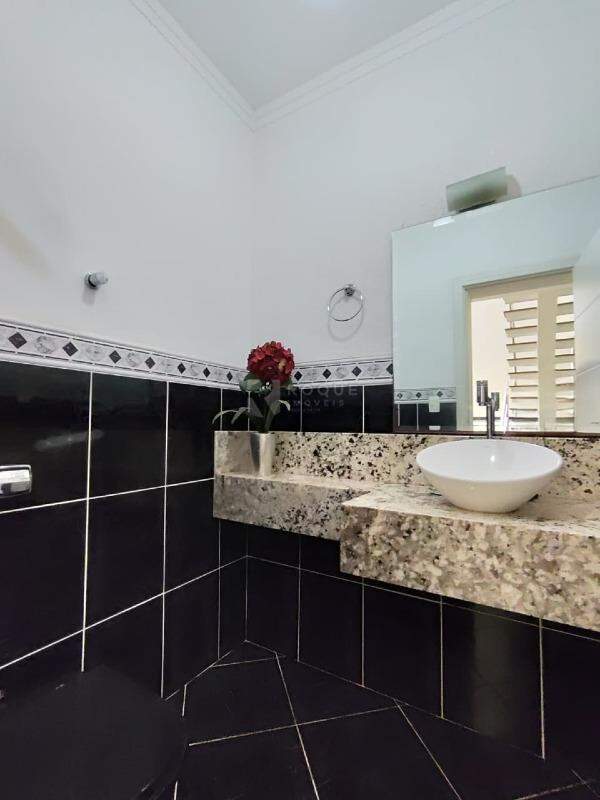 Casa em condomínio para aluguel no bairro Residencial Jardim dos Ipês II: Lavabo