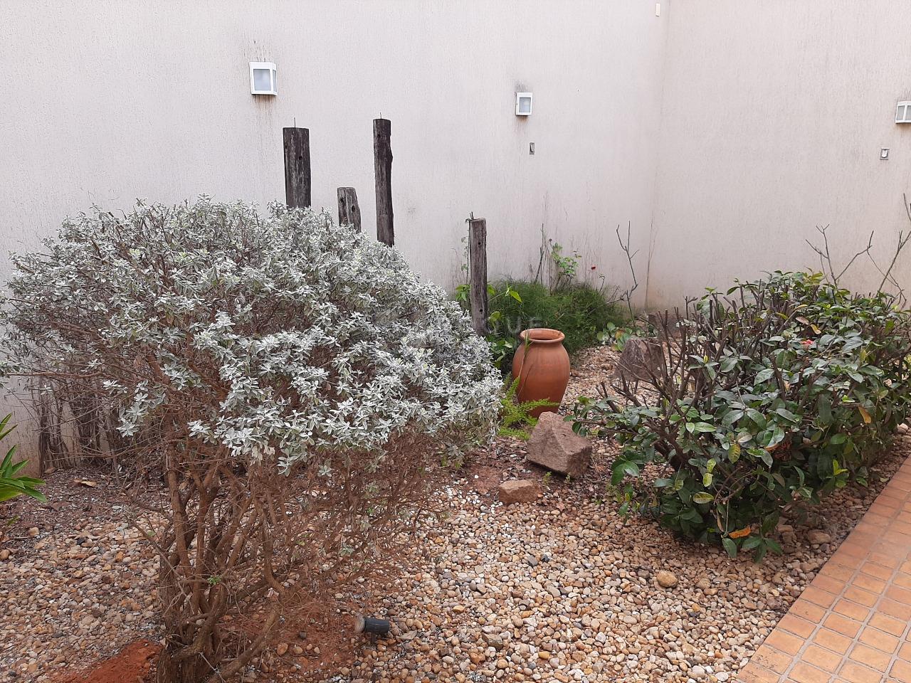 Casa em condomínio à venda no bairro Jardim Florença: QUINTAL / JARDIM