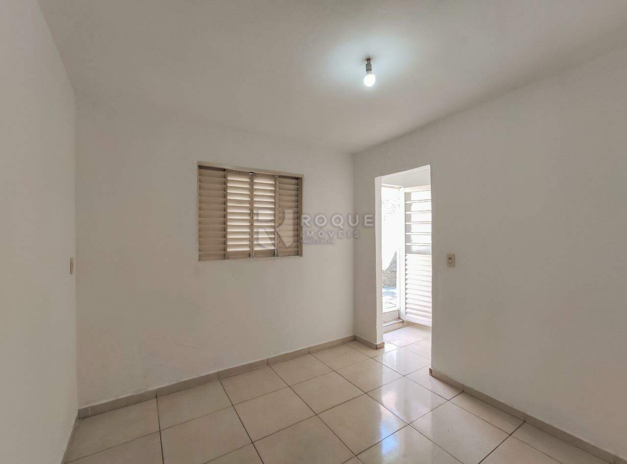 Casa Residencial para aluguel no bairro Jardim Ouro Branco: Dormitório fundo 