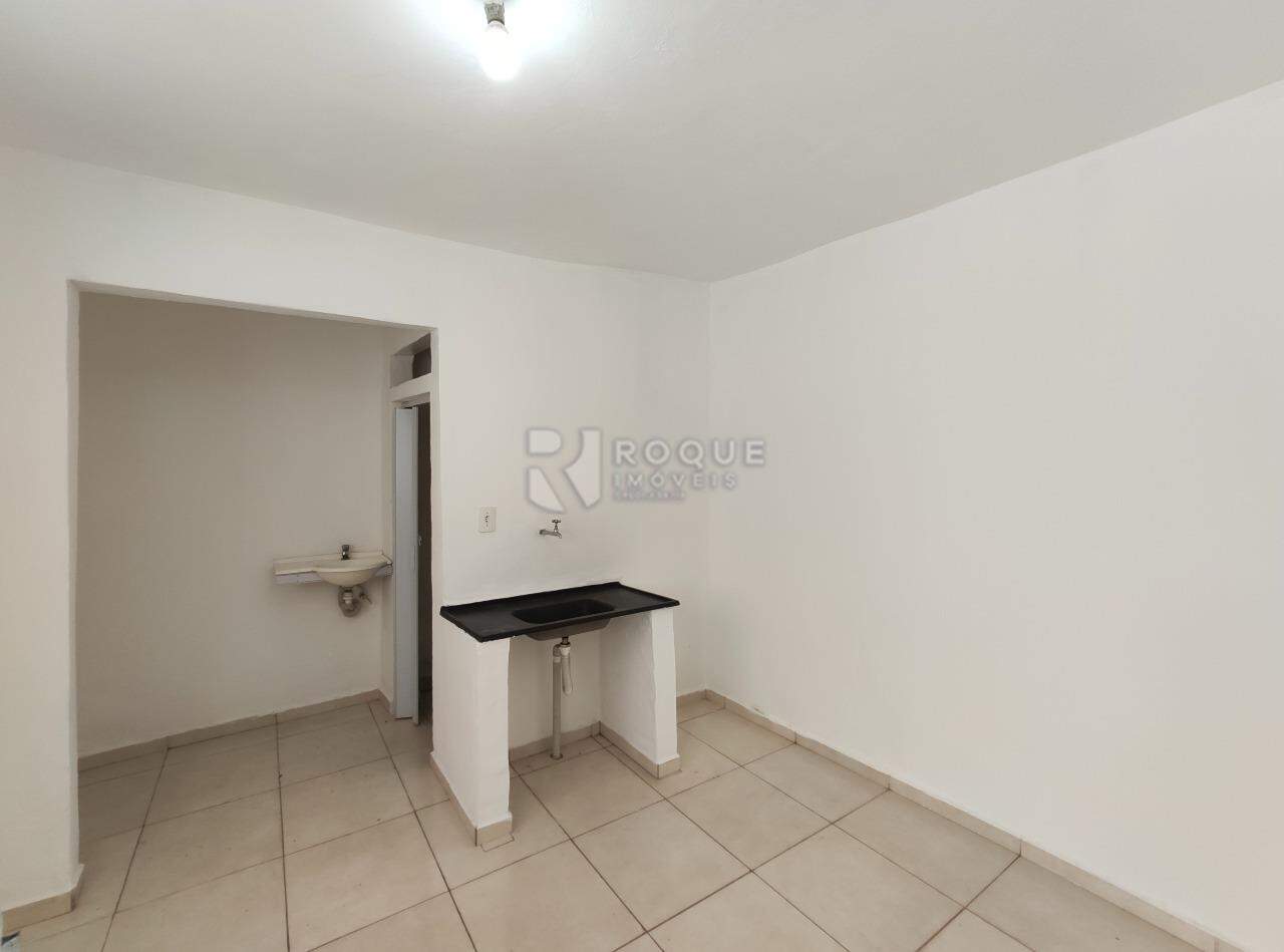 Casa Residencial para aluguel no bairro Jardim Ouro Branco: Sala fundo 