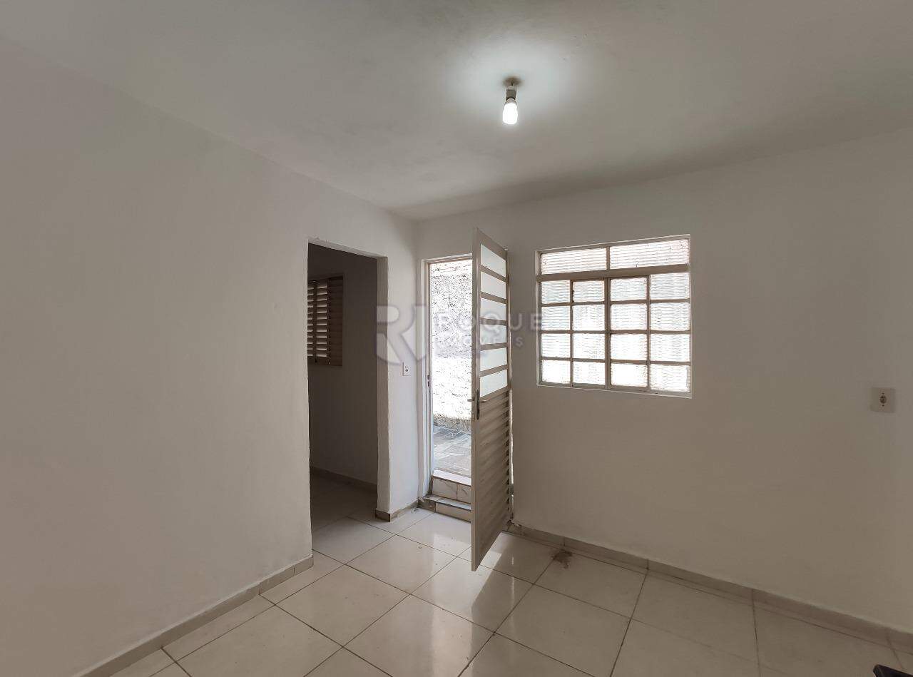 Casa Residencial para aluguel no bairro Jardim Ouro Branco: Sala fundo 