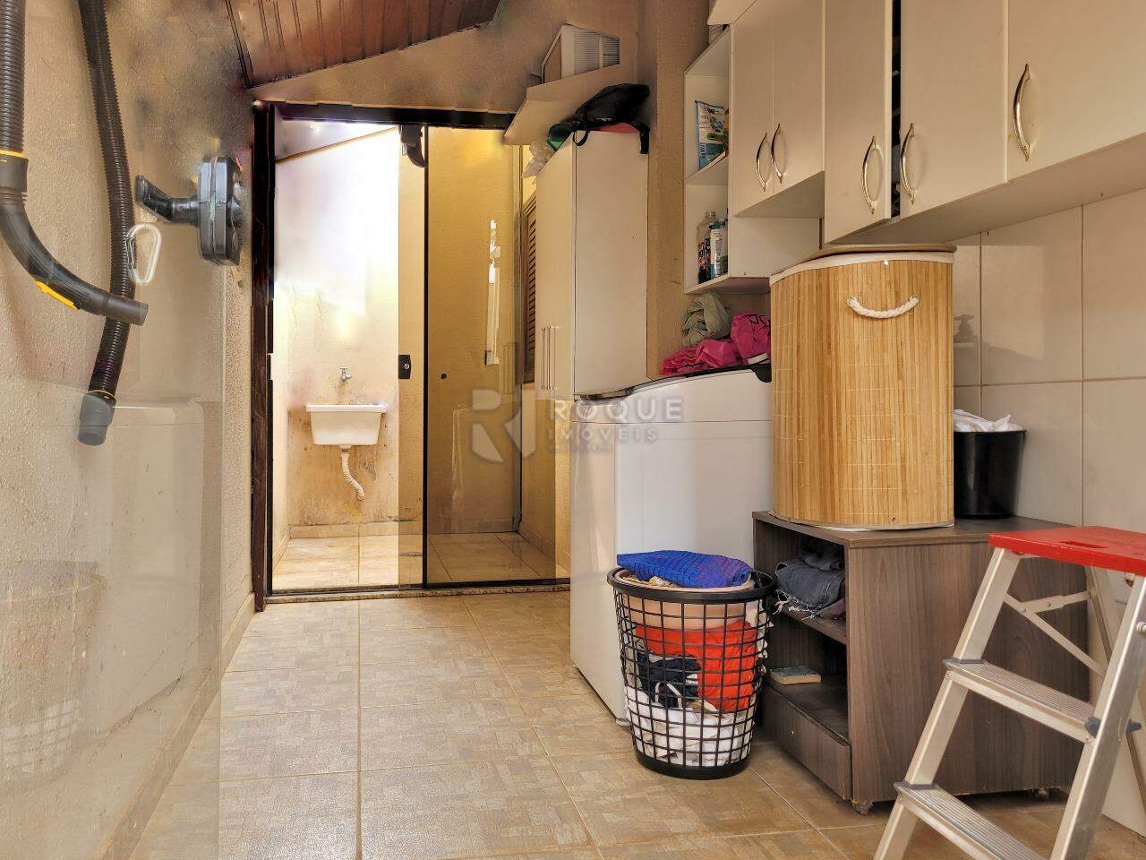 Casa em condomínio à venda no bairro Portal das Rosas: LAVANDERIA