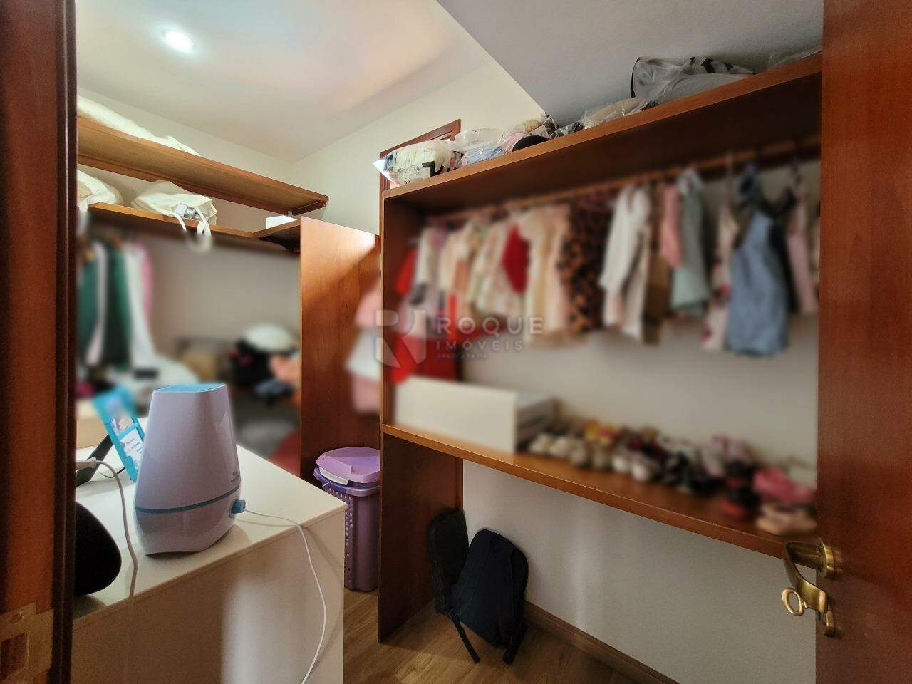 Casa em condomínio à venda no bairro Portal das Rosas: CLOSET SUÍTE 1