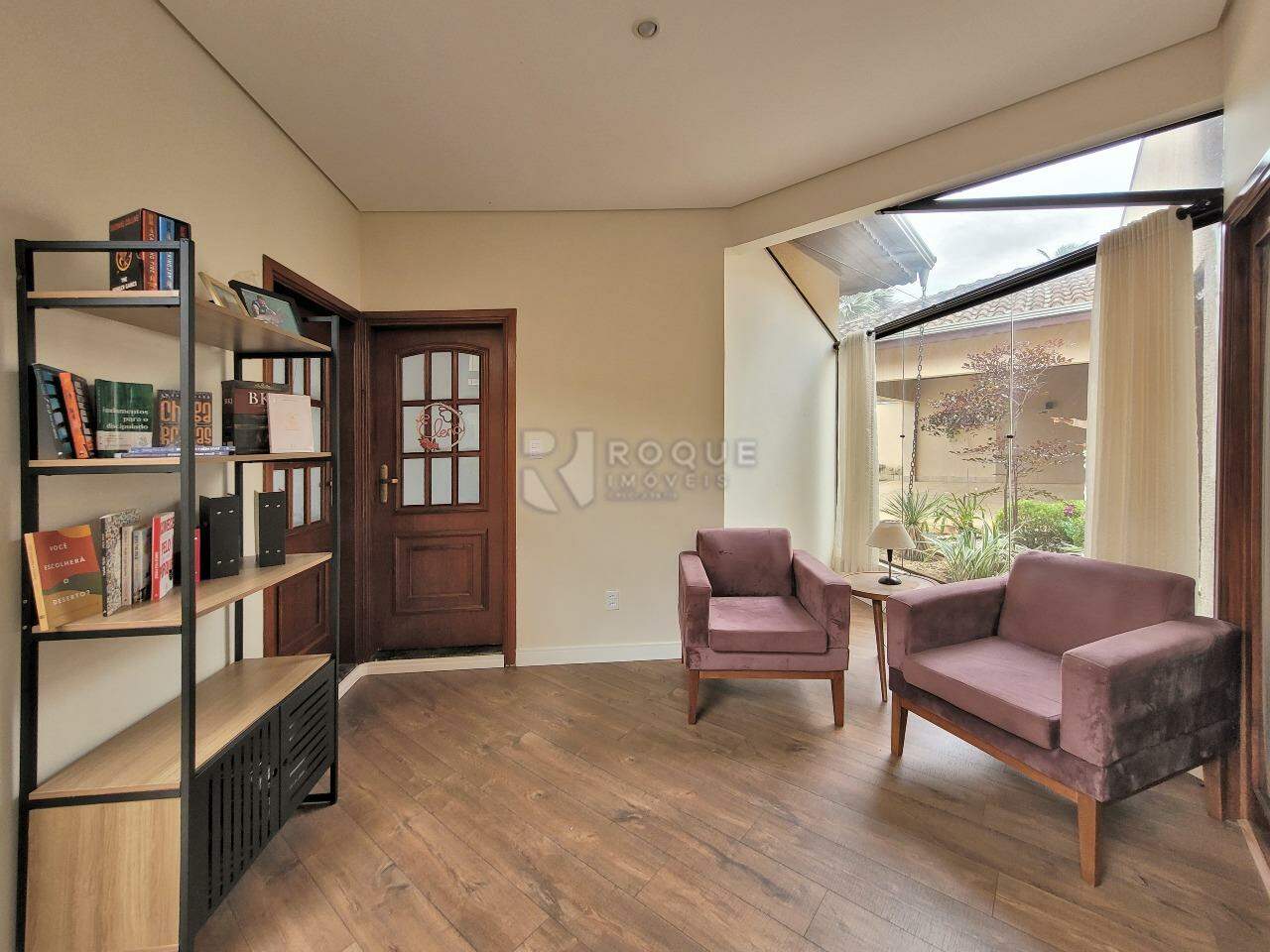 Casa em condomínio à venda no bairro Portal das Rosas: SALA DE LEITURA