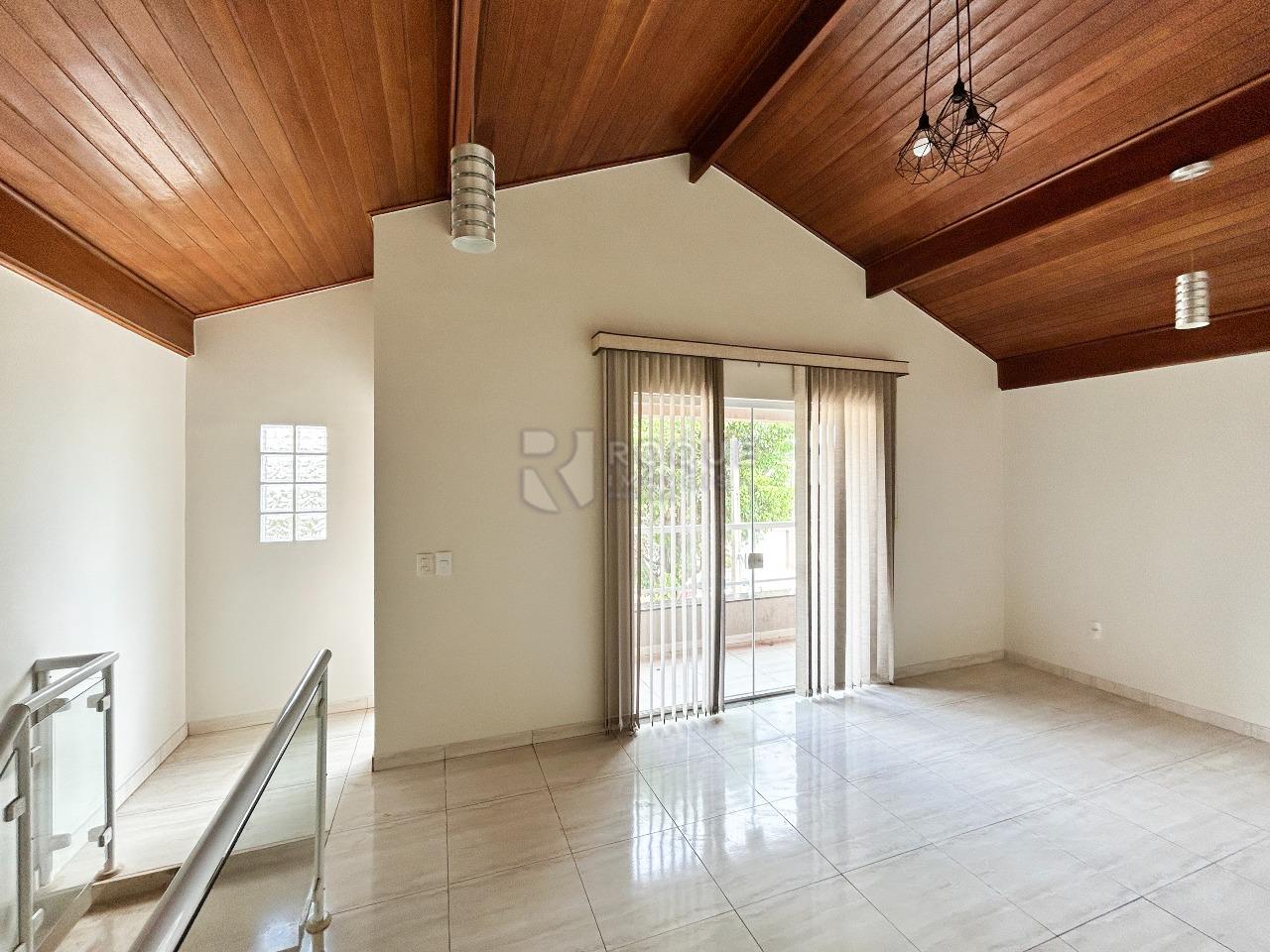 Casa em condomínio para aluguel no bairro Parque Residencial Roland: Sala de TV 