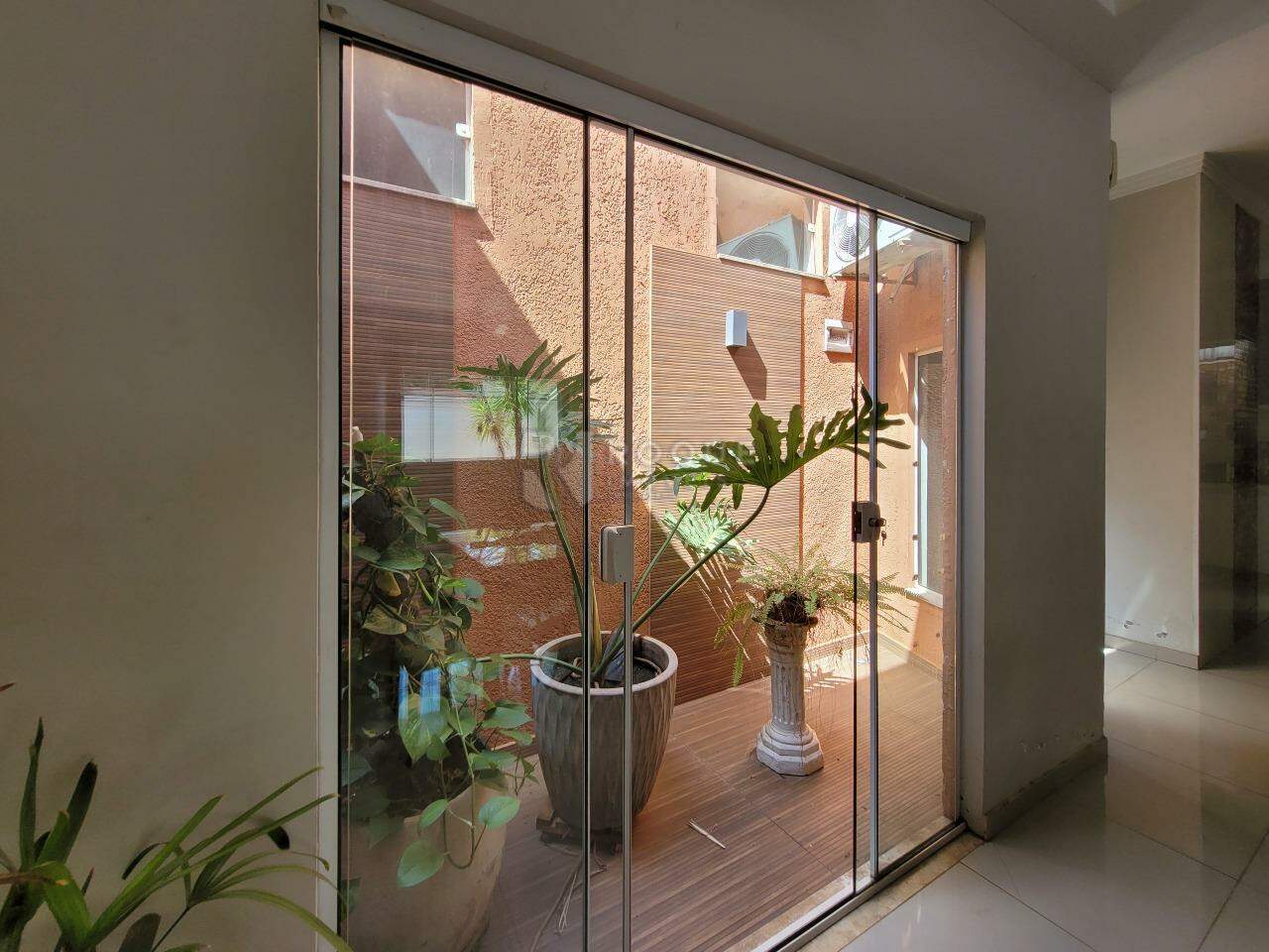 Casa Residencial à venda no bairro Vila Castelar: JARDIM DE INVERNO